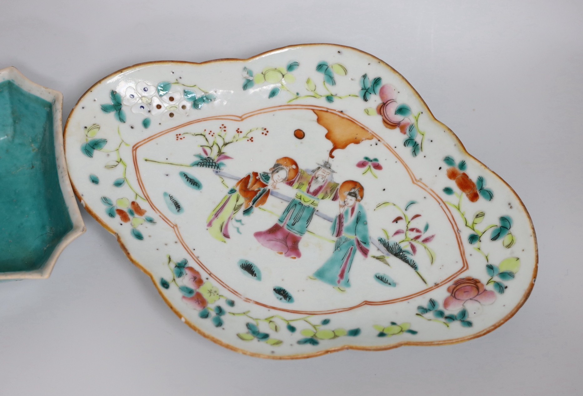 Two Chinese famille rose dishes, late 19th/early 20th century, 27cm long